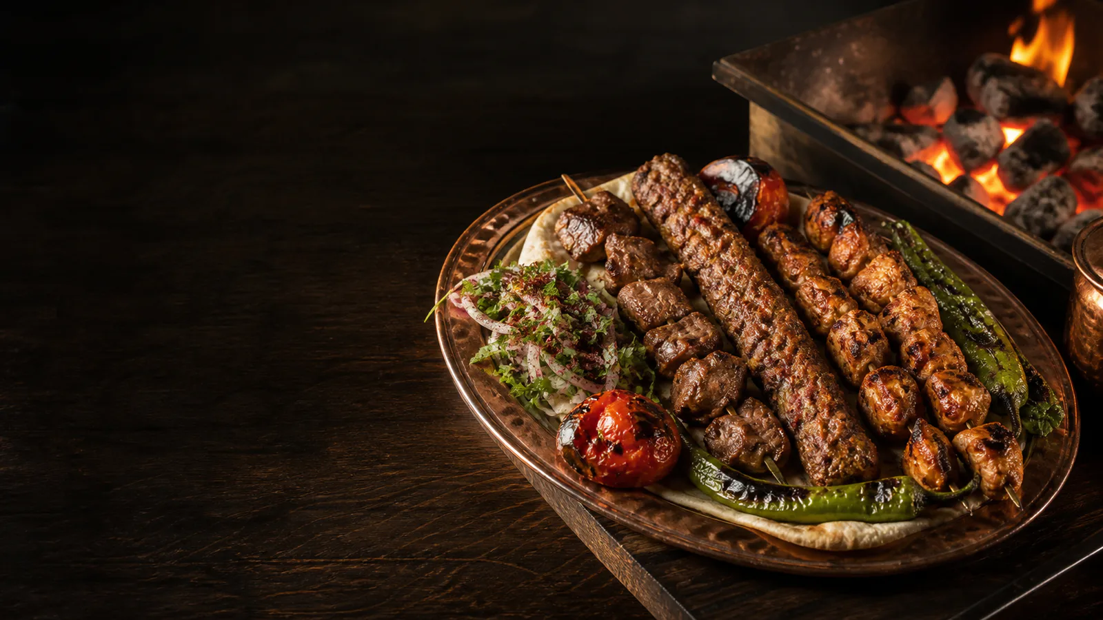 Türkische Grillplatte am Holzkohlegrill